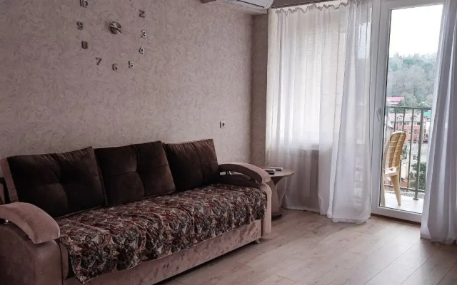 S Balkonom I Vechernim Zakatom Flat