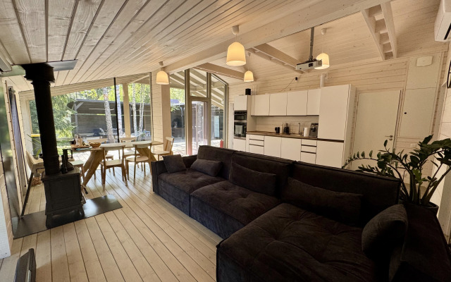 Частный Дом с Верандой в Лесу