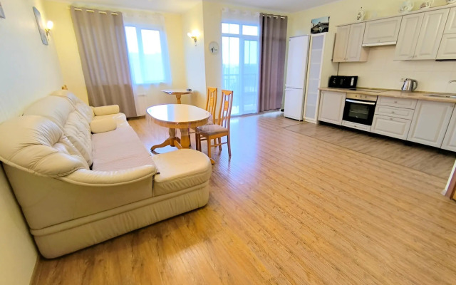 Trekhkomnatnaya na Beregu Morya Flat