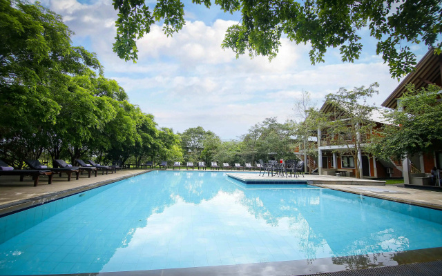 Курортный отель Elephas Resort & Spa