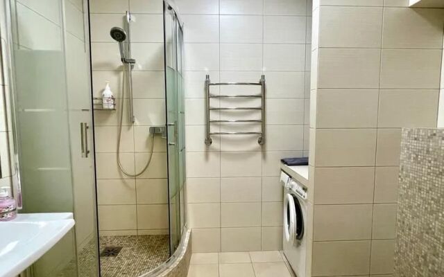 Апартаменты на Комсомольском проспекте, 80Е