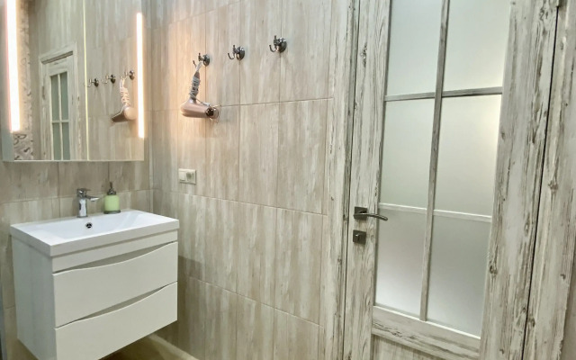 Uyutnaya Trekhkomnatnaya S Shikarnoy lodzhiey Flat