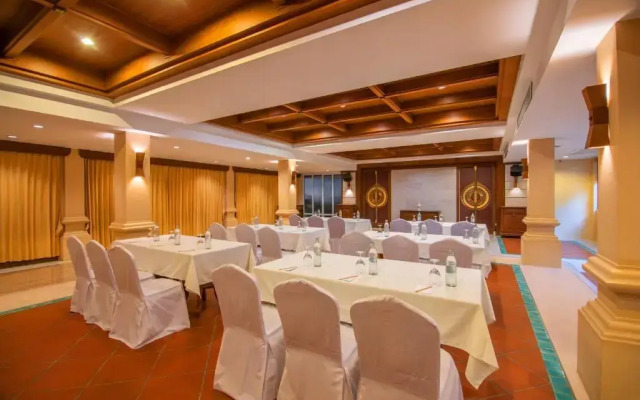 Курортный отель Avalon Beach Resort