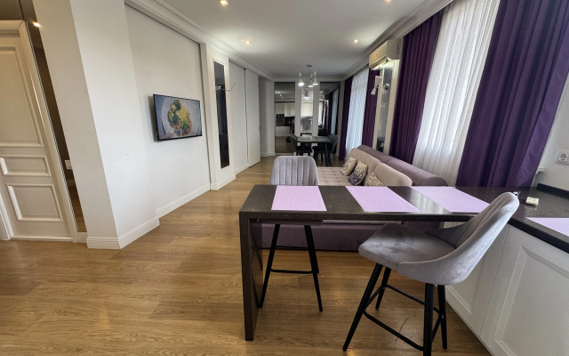 Mirror Apartment in Olympic Park Flat