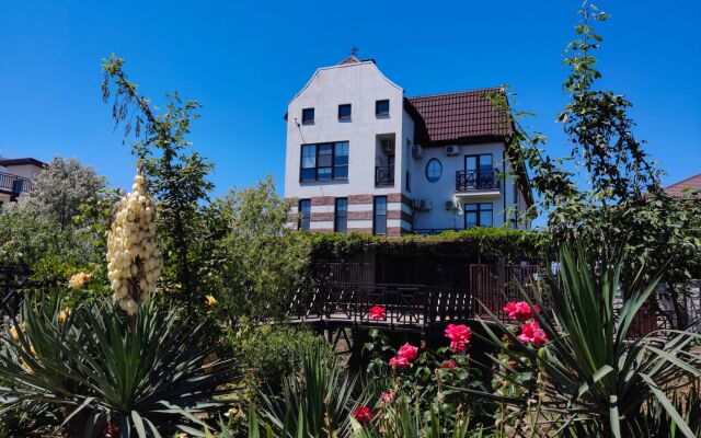 Anapa LOFT Inn Guest House