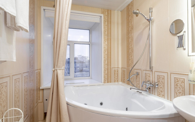 Квартира просторная с балконом и впечатляющим видом на канал Грибоедова