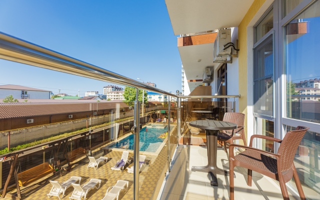 Leonsia Hotel