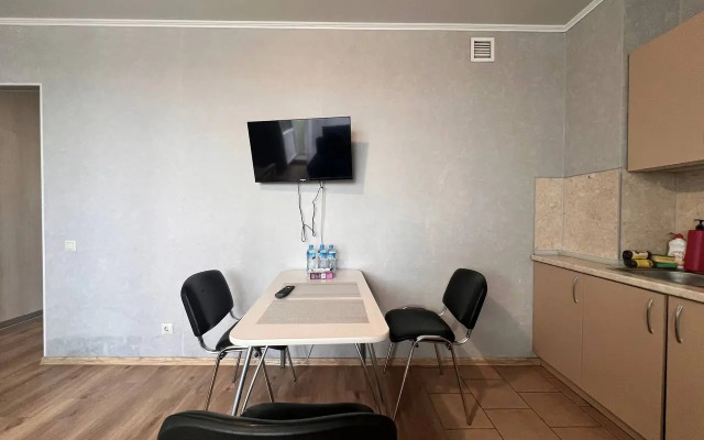 Квартира чистая светлая студия на Геологоразведчиков 44