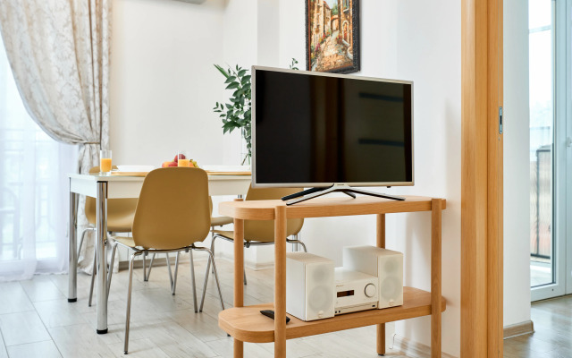 In the center of the Riviera Park Apartments