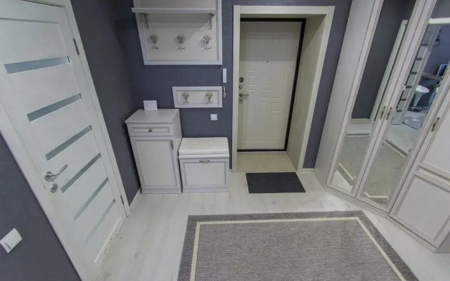 Evrodukhkomnatnaya so stilnym remontom v tsentre Flat