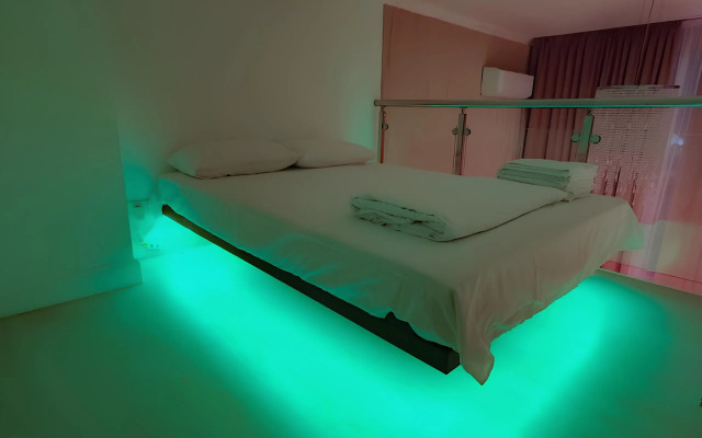 ZenApart s paryaschey  krovat'yu Apartments