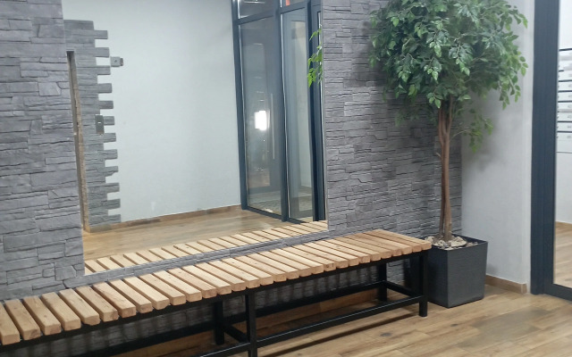 U Kremlya, Ds Kristall Flat