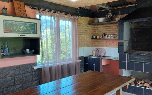S Vidom na Gory Luchana Private House