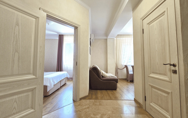Teplaya s otdel'noy spal'ney polnotsennoy kukhney i vidom na gory Flat