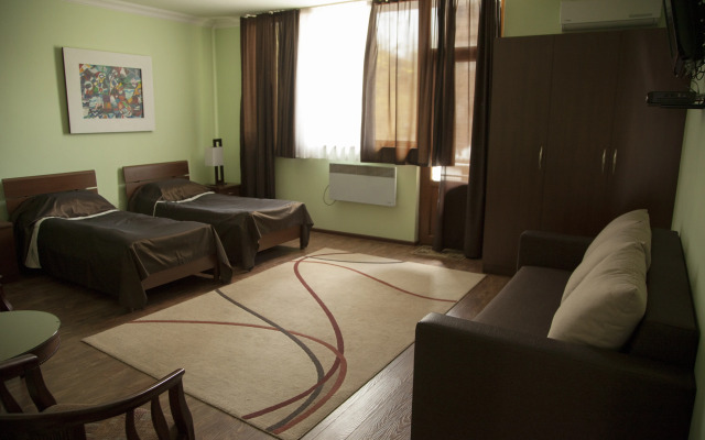 Hin Yerevantsi Hotel