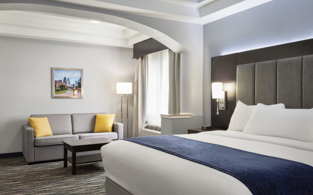 Days Inn & Suites by Wyndham Houston Hobby Airport