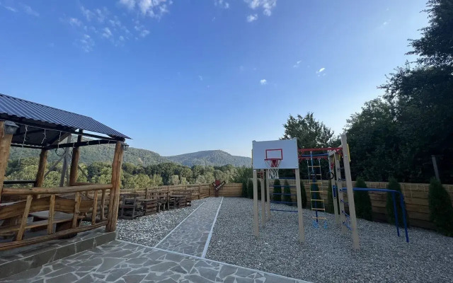 S baney i basseynom Private house