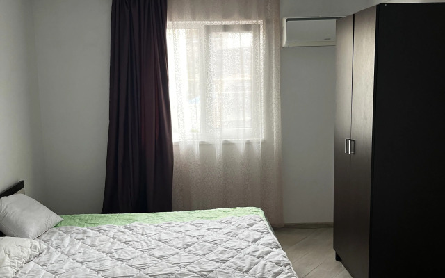 Trekhmestny Uluchshenny S Sobstvennoy Vannoy Komnatoy Apartment