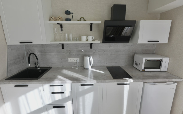 Studiya s panoramnymi oknami naprotiv otelya Mariott Flat