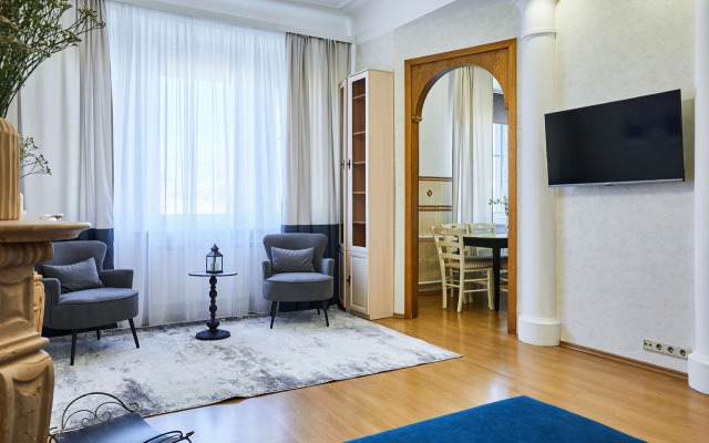 Квартира FlatStay Карповки 16| Большая видовая 4шка с камином