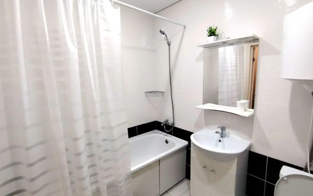 Na tsokol'nom etazhe spasayushchiye ot zhary s kukhonnoy zonoy Flat