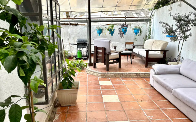 Vintazhnye S Odnoy Spalney I S Bolshim Patio Apartments