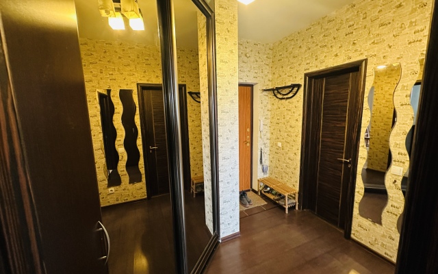 V tentre goroda Flat