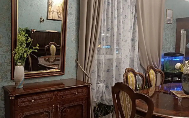 Uyutnaya dvukhkomnatnaya s konditsionerom Ermitazh Flat