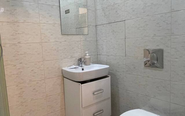 Prostornaya Yevro-Tryoshka U Metro Flat