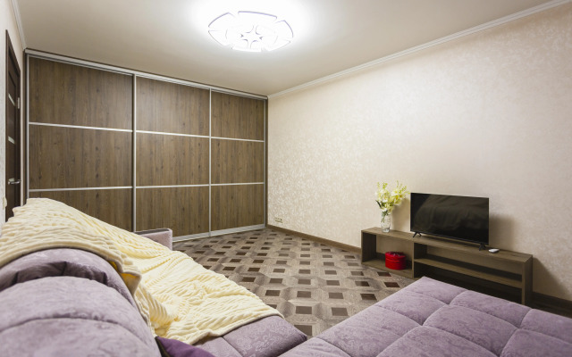 Uyutnaya okolo metro s kuhnej i balkonom Flat