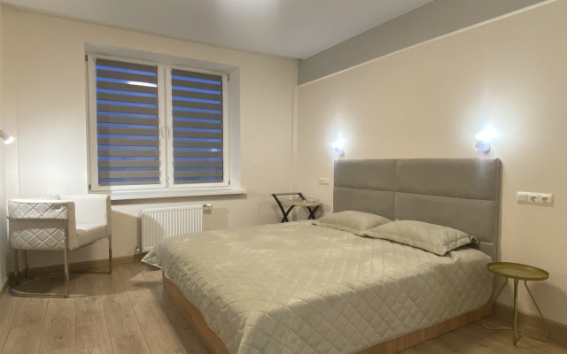 U Metro Grushevka Apartments