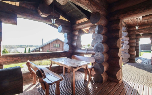 Шале на берегу озера