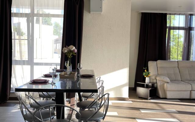 S basseynom i 5 master spalnyami Villa
