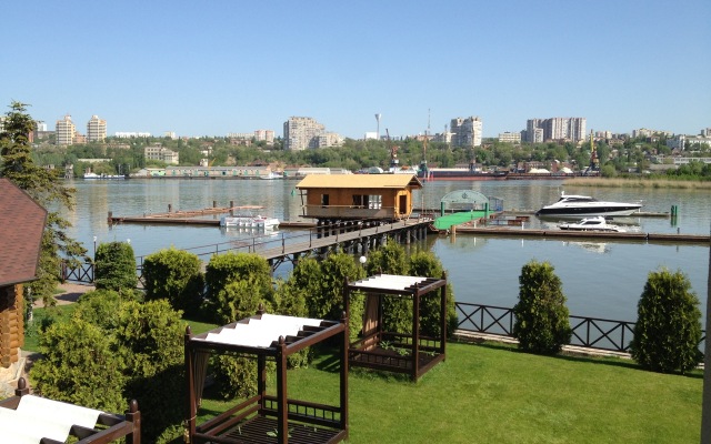 Vyisokiy Bereg Hotel