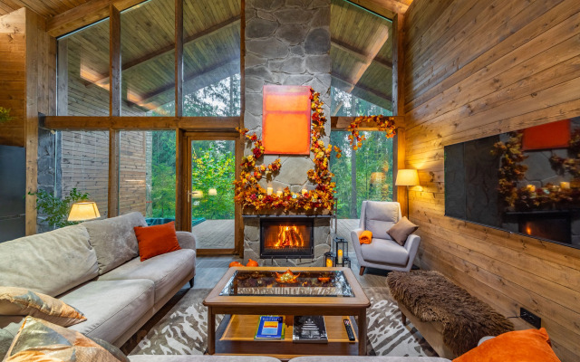 Шале с камином и джакузи в лесу