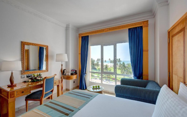 Курортный Отель Crowne Plaza  Salalah by IHG