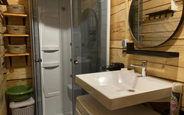 Частный дом у речки для семейного отдыха