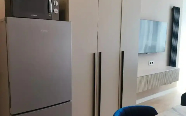 Uyutnaya Svetlaya Studiya S Panoramnymi Oknami Flat