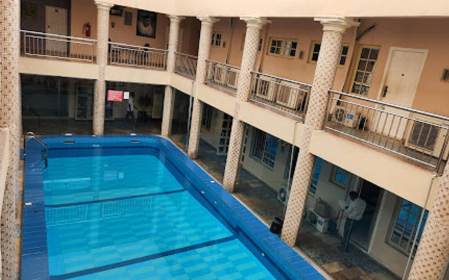 Отель Gold Rush Suites Uyo