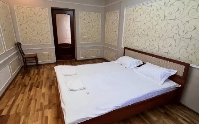 Shikarnaya Trekhkomnatnaya na Michurina Flat