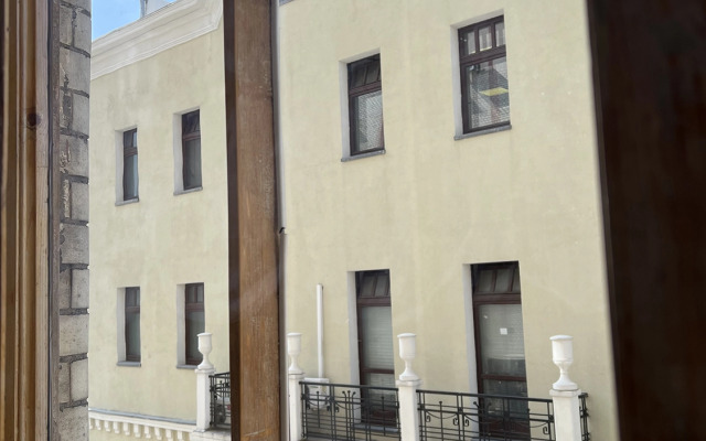 Квартира с антикварной мебелью