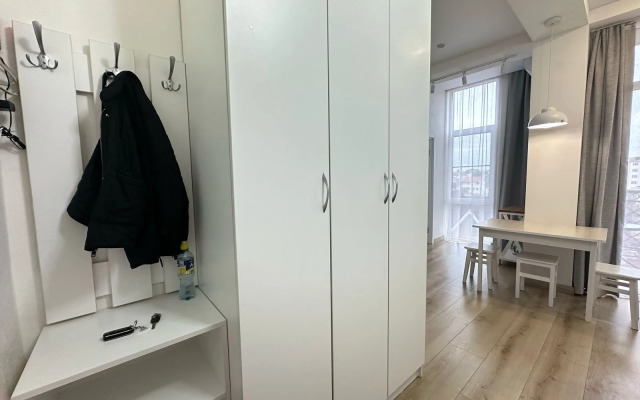 Yutnaya Studiya S Ponoramnimi Oknami V centre Adlera More Flat