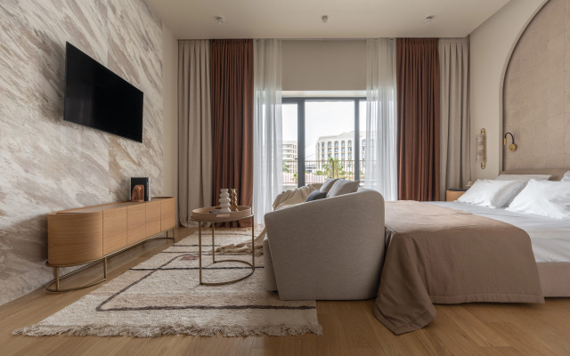 Dvukhmestnyye Marisol Amber s vidom na bassein Apartments