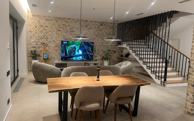 Вилла HiTech Oasis Loft with Outdoor Jacuzzi