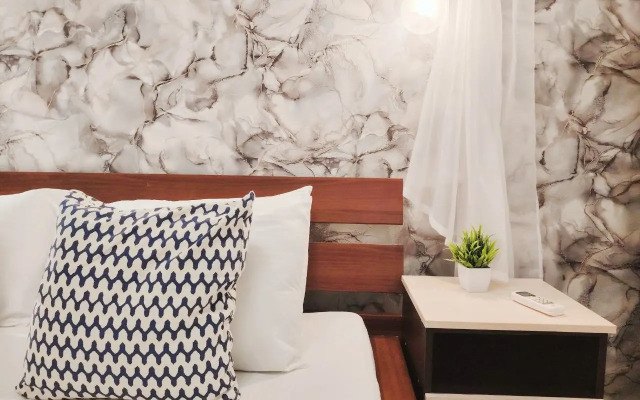 Na tsokol'nom etazhe spasayushchiye ot zhary s kukhonnoy zonoy Flat