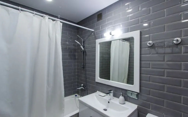 Evrodukhkomnatnaya so stilnym remontom v tsentre Flat