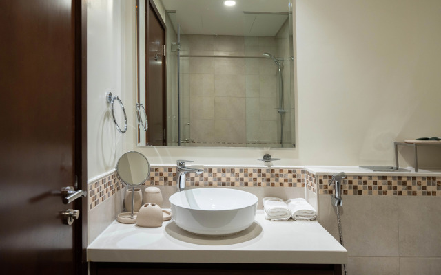 Keyrock Chic 2BR Escape Pool & Lake View Apartments