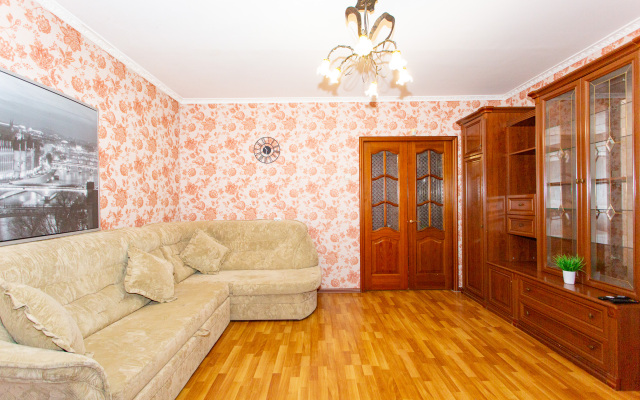 Komfortnaya Chetyrekhkomnatnaya Kvartira V Tsentre Novosibirska Flat