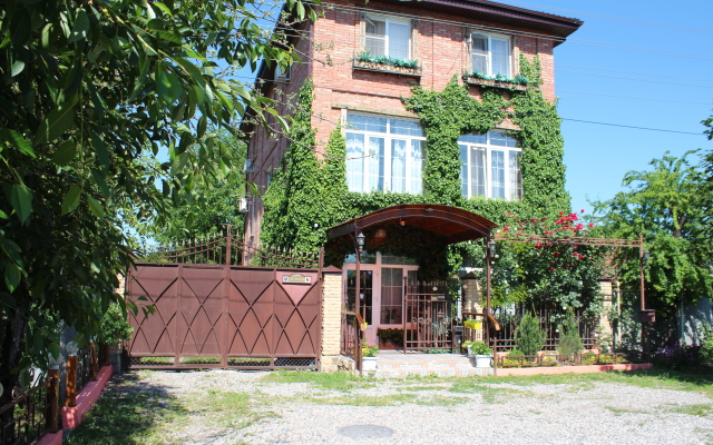 U Druzej Guest House