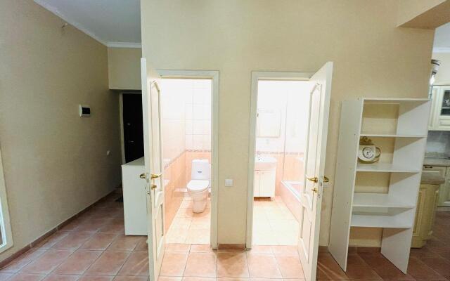 Trekhkomnatniye s Terrasoy i Balkonom Apartments